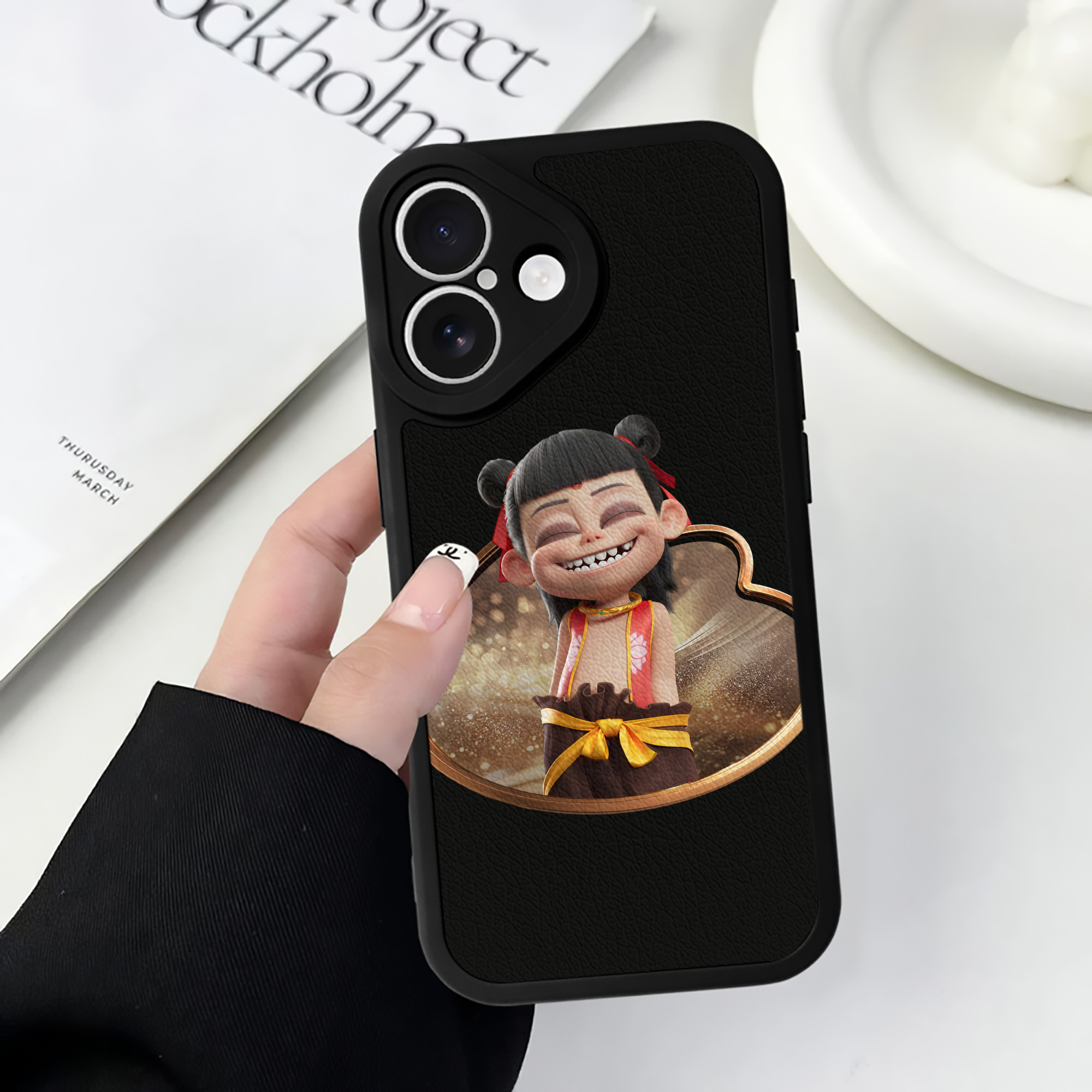 （画像用） Ne Zha 2 ナタ 魔童の大暴れ 【iPhone 16シリーズ対応】シリコンスマホケース（レザー調） 材質：シリコン